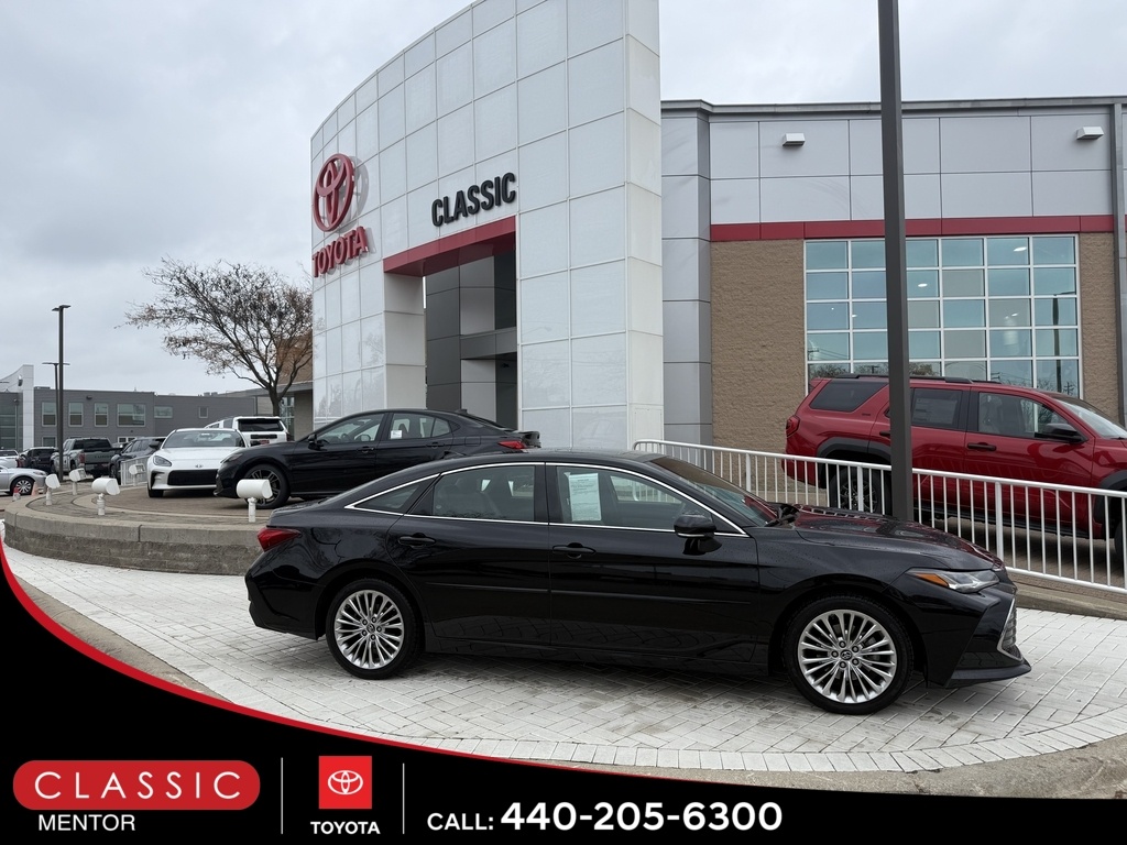 2019 Toyota Avalon Limited's photo