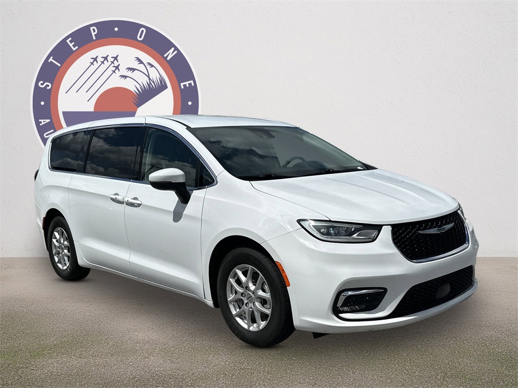 2023 Chrysler Pacifica Touring L photo 2