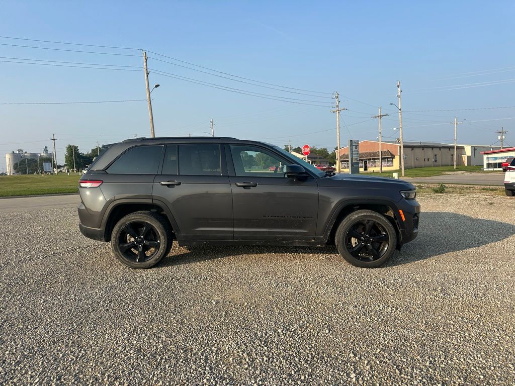 2022 Jeep Grand Cherokee Altitude photo 2