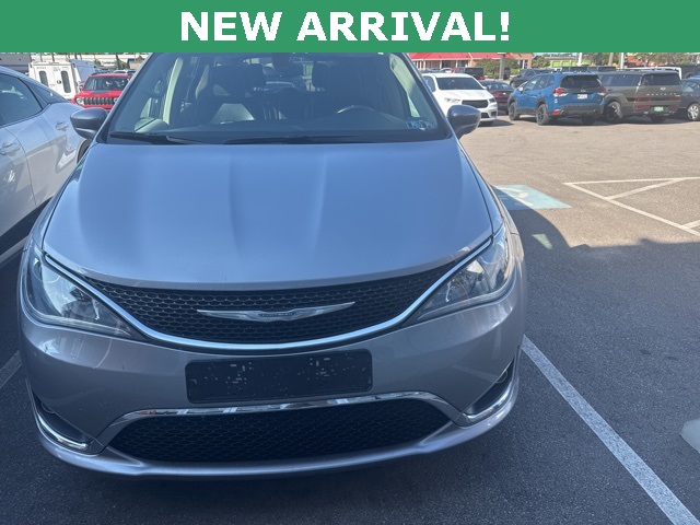 2017 Chrysler Pacifica Touring L photo 3