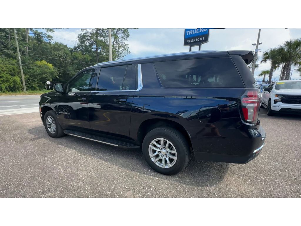 2023 Chevrolet Suburban LT photo 4