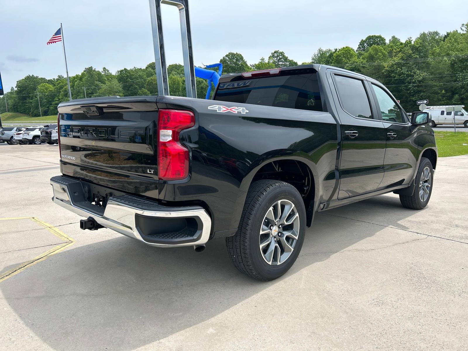 2025 Chevrolet Silverado 1500 LT photo 4