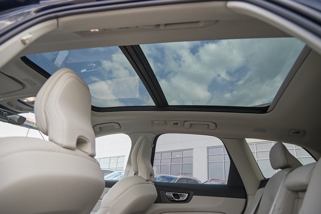 2025 VOLVO XC60 - Image 19