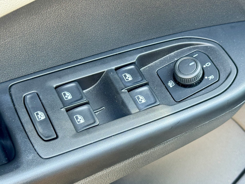 2023 Volkswagen Taos SE photo 11