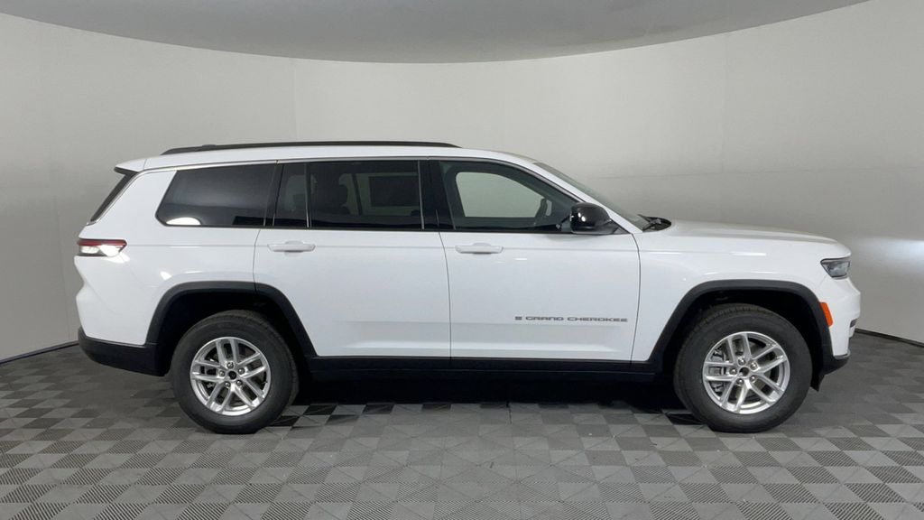 2025 Jeep Grand Cherokee Laredo photo 2