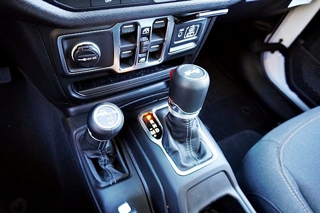 New 2026 Bright White Clear-Coat Exterior Paint Jeep Sport image 35