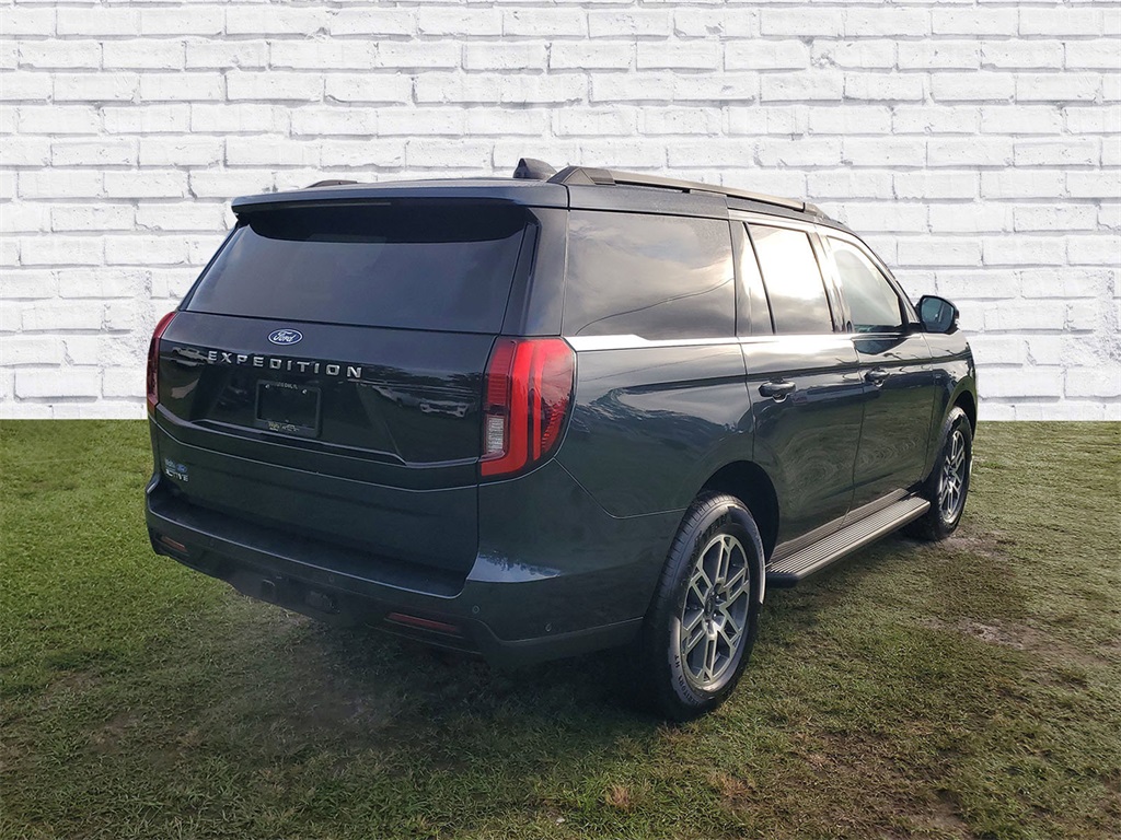 2025 Ford Expedition photo 2