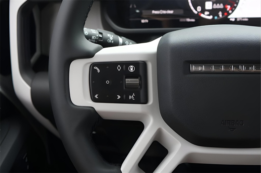2025 Land Rover Defender 90 S photo 19