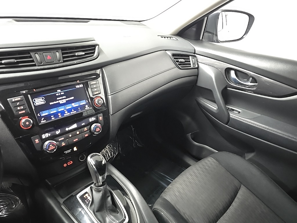 2019 Nissan Rogue SV photo 24