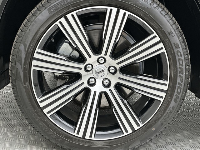 2025 Volvo XC90 AWD Plus photo 2