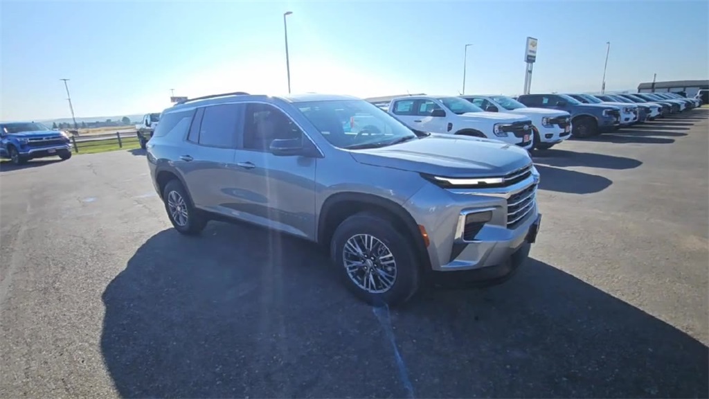 2026 Chevrolet Traverse photo 2