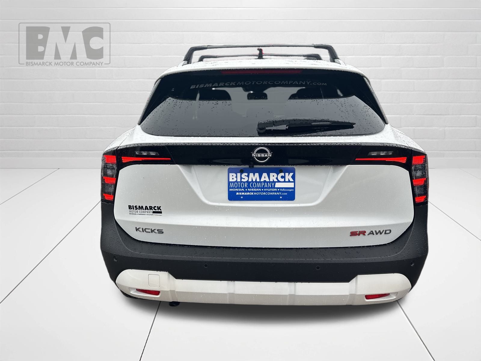 2026 Nissan Kicks SR photo 2