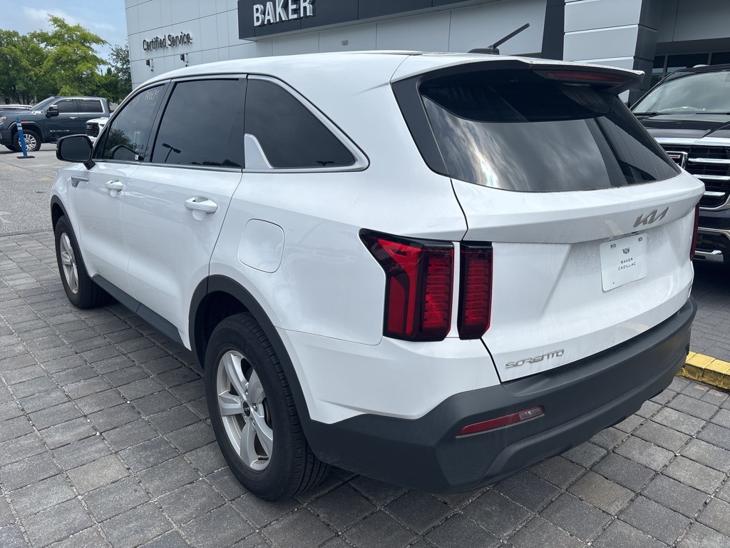 2023 Kia Sorento LX photo 2