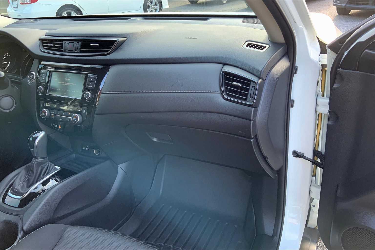 2020 Nissan Rogue SV photo 16