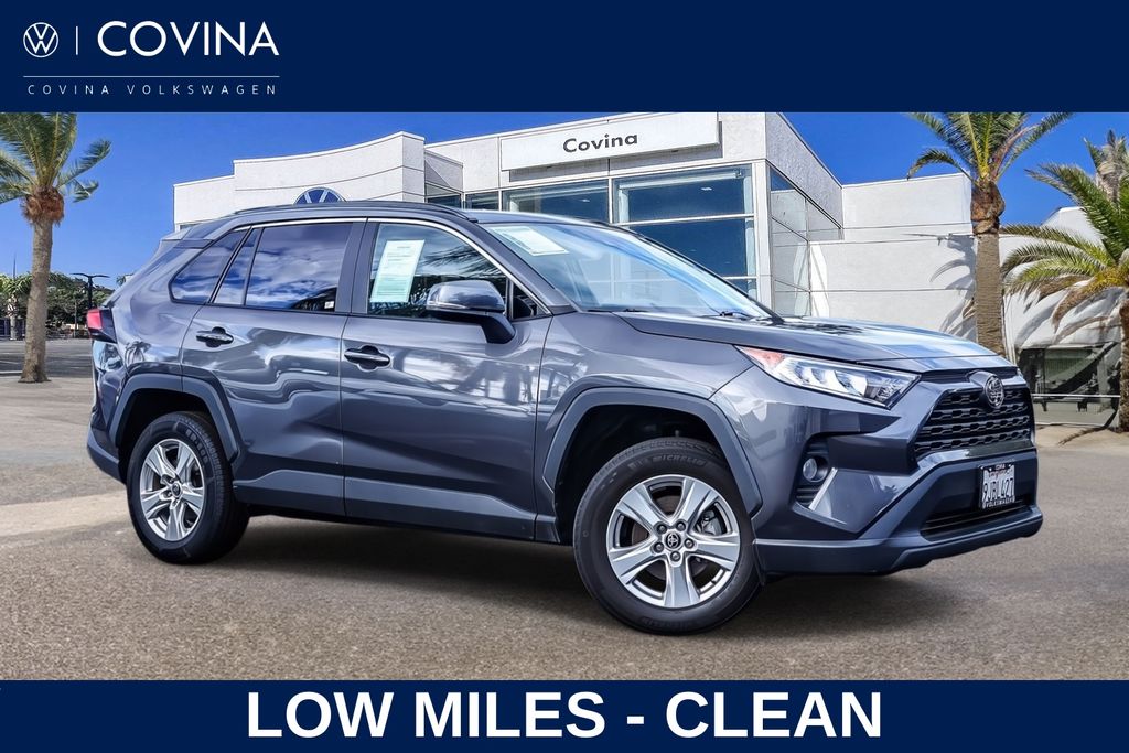 2021 Toyota RAV4 XLE's photo