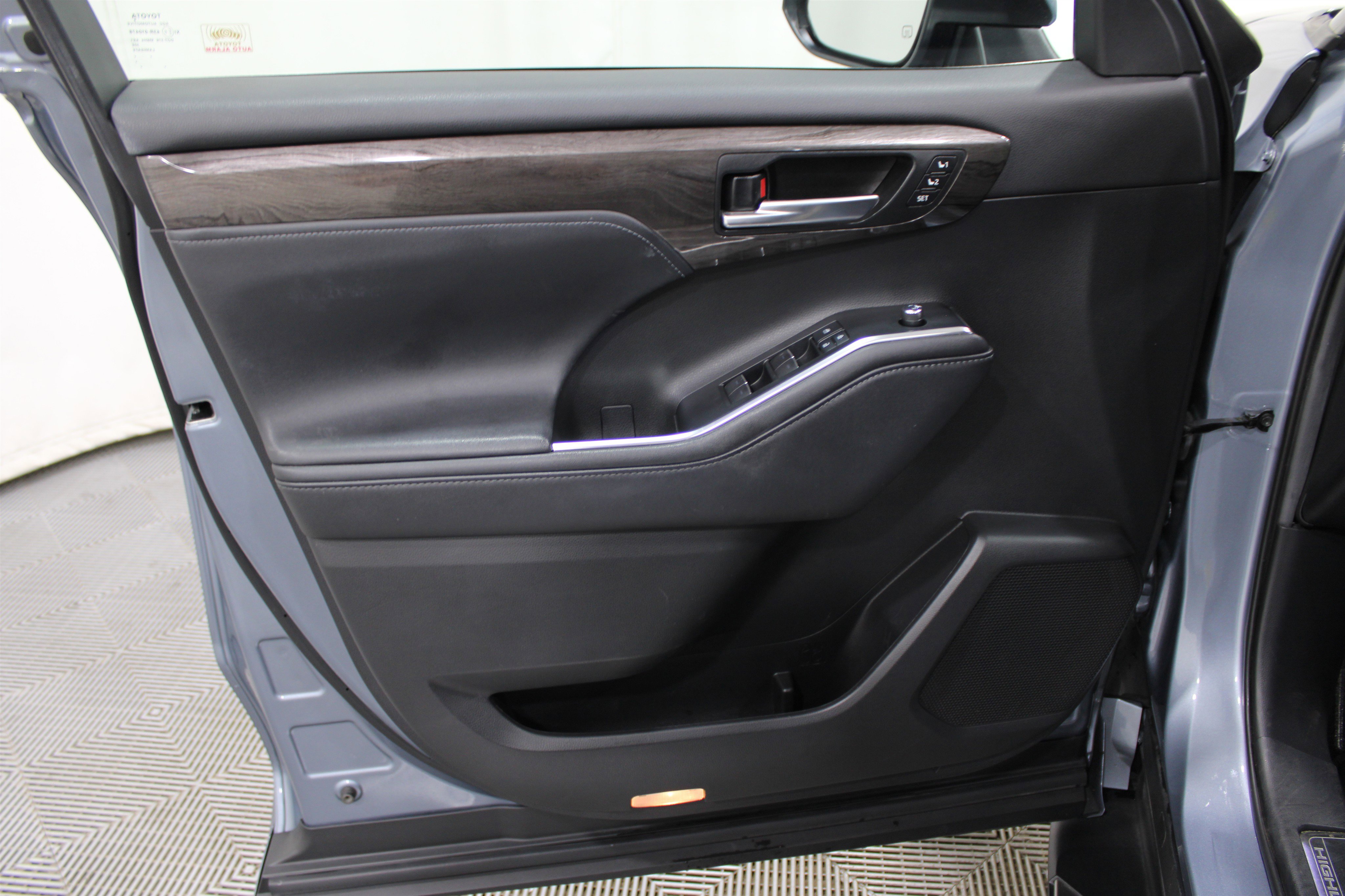 2020 Toyota Highlander Hybrid Platinum photo 4