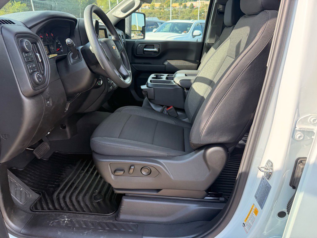 2025 Chevrolet Silverado 2500HD Custom photo 4