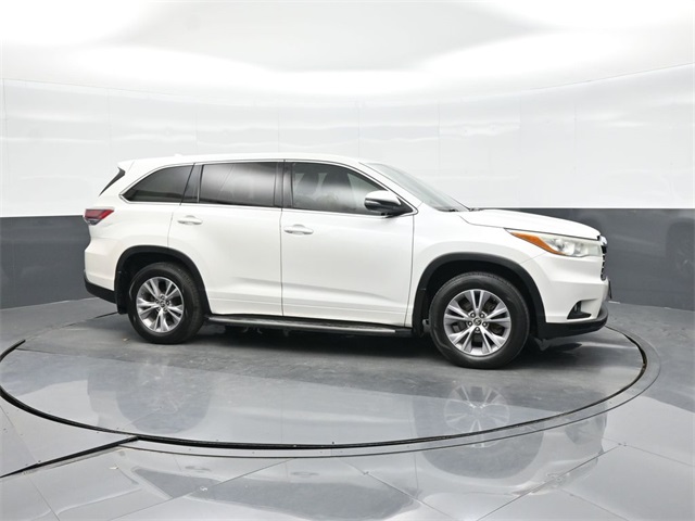 2016 Toyota Highlander LE photo 12