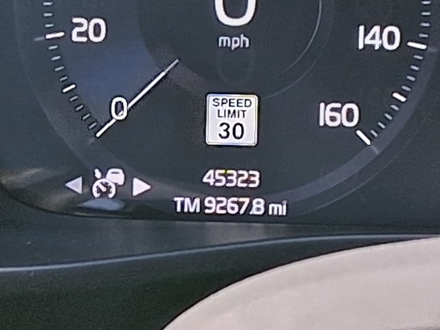 2022 Volvo XC40 R-Design photo 10