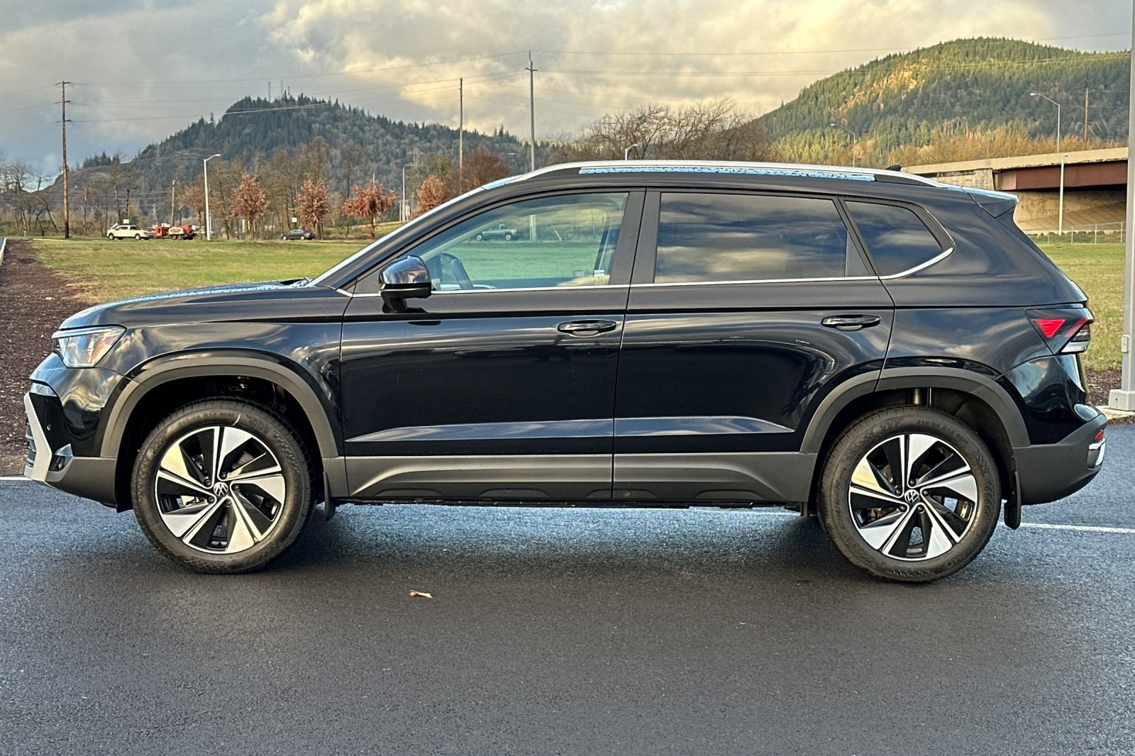 2025 Volkswagen Taos SE photo 6