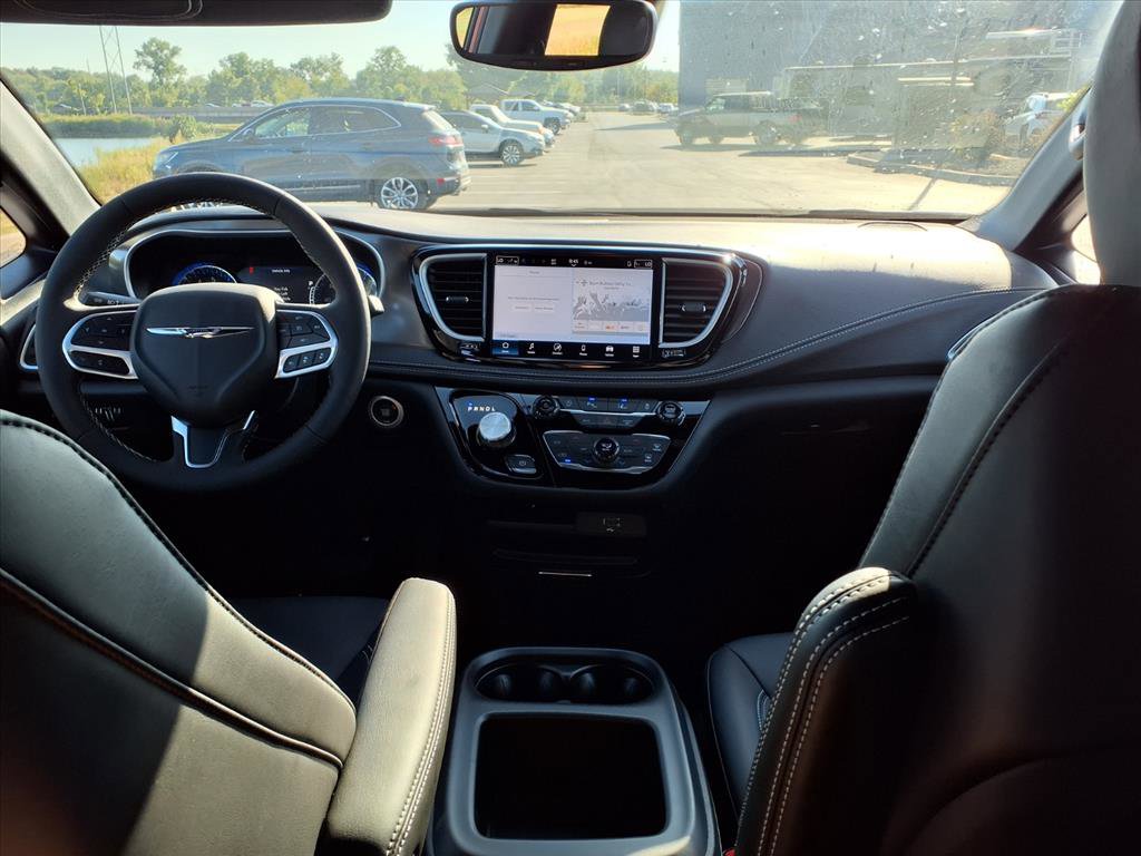 2026 Chrysler Pacifica photo 4