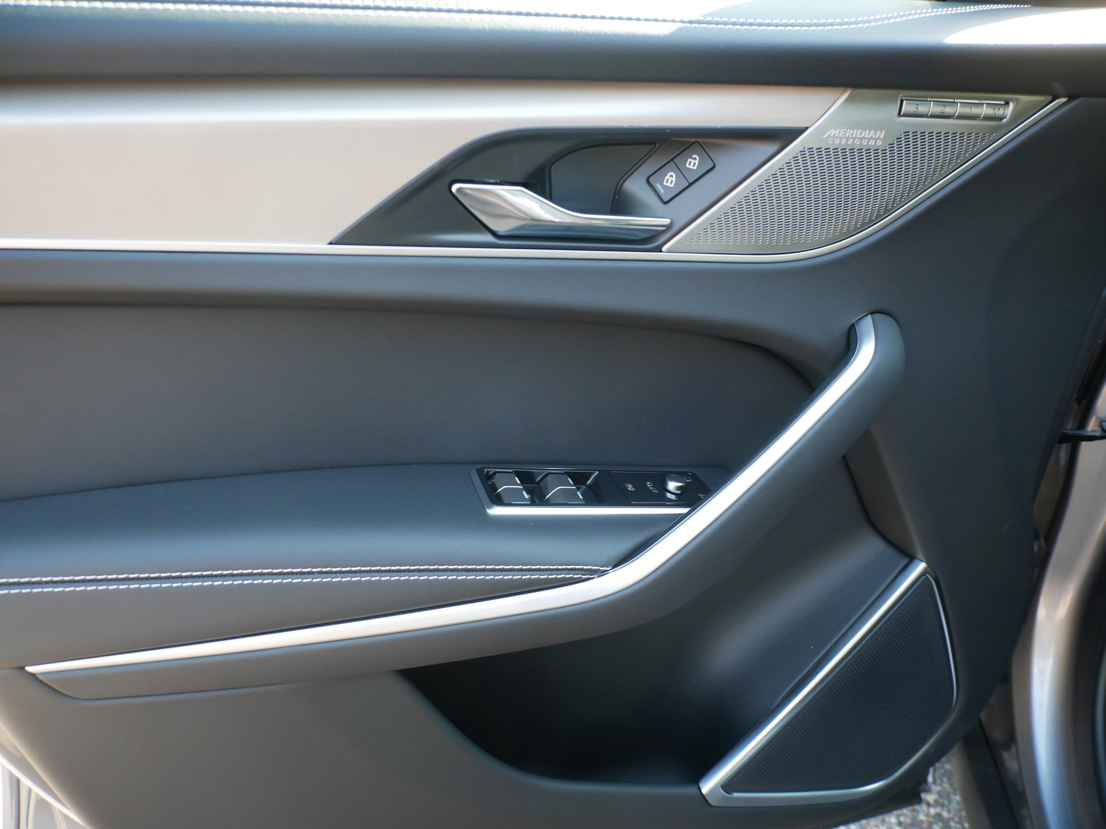 2026 Jaguar F-PACE P250 R-Dynamic S photo 2