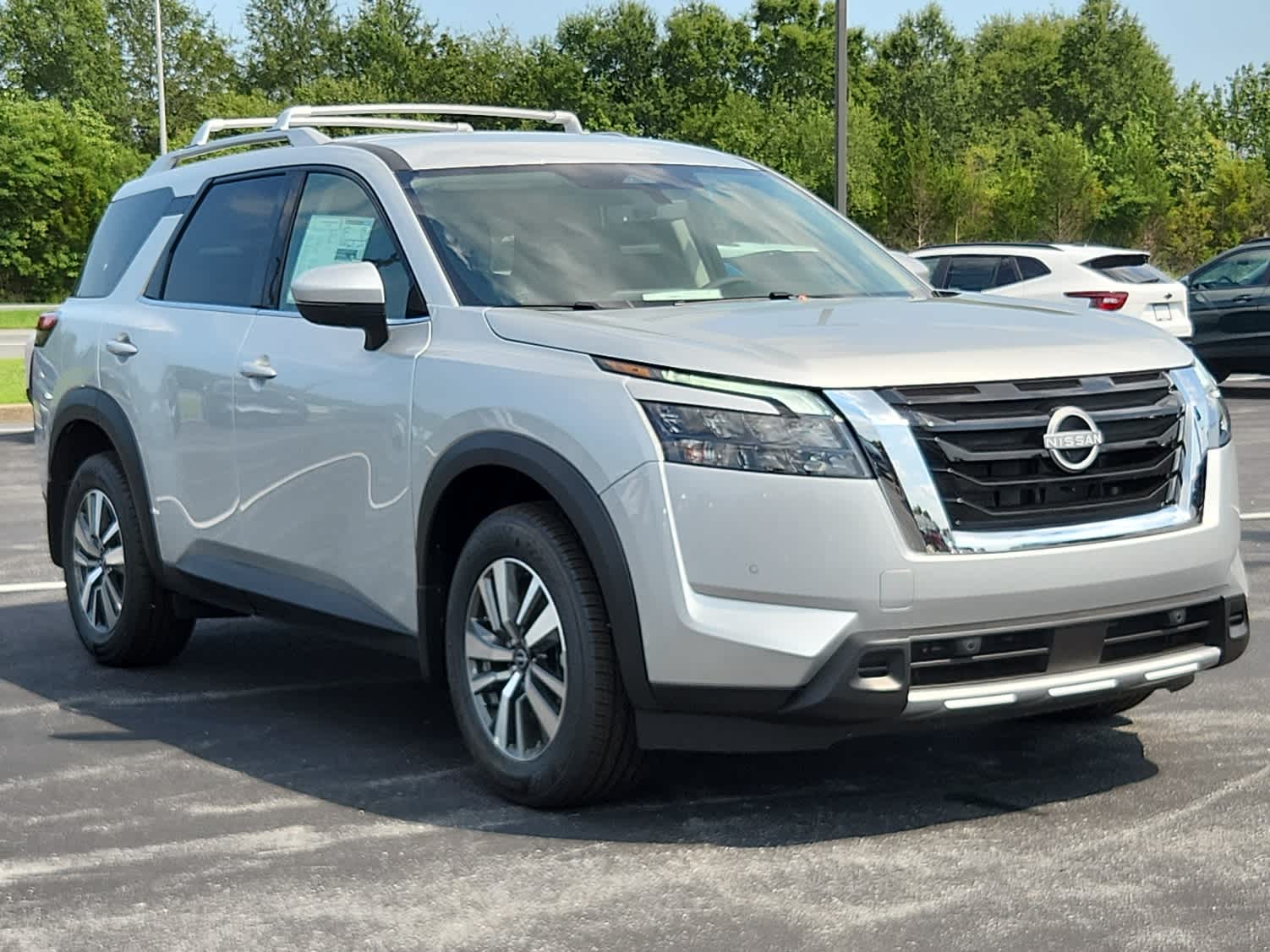 2025 Nissan Pathfinder SL photo 2