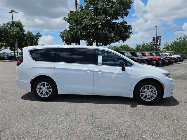 2025 Chrysler Pacifica photo 12