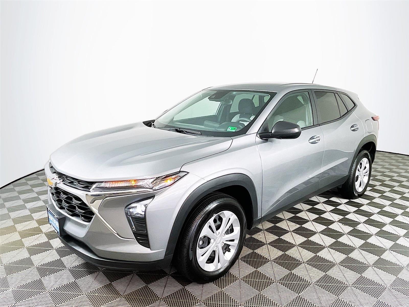 2025 Chevrolet Trax LS photo 3