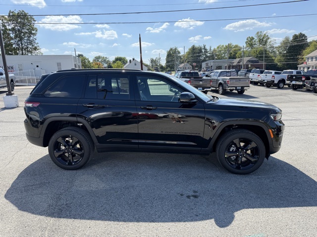 2025 Jeep Grand Cherokee Altitude photo 4