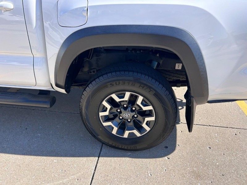 2020 Toyota Tacoma TRD Sport photo 2