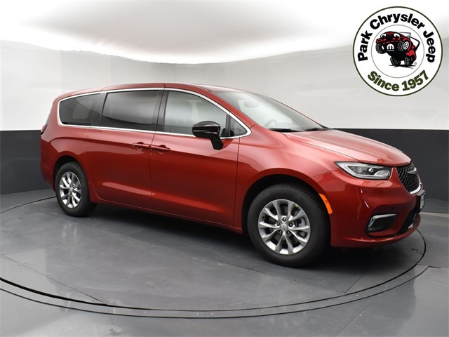 2026 Chrysler Pacifica Limited's photo