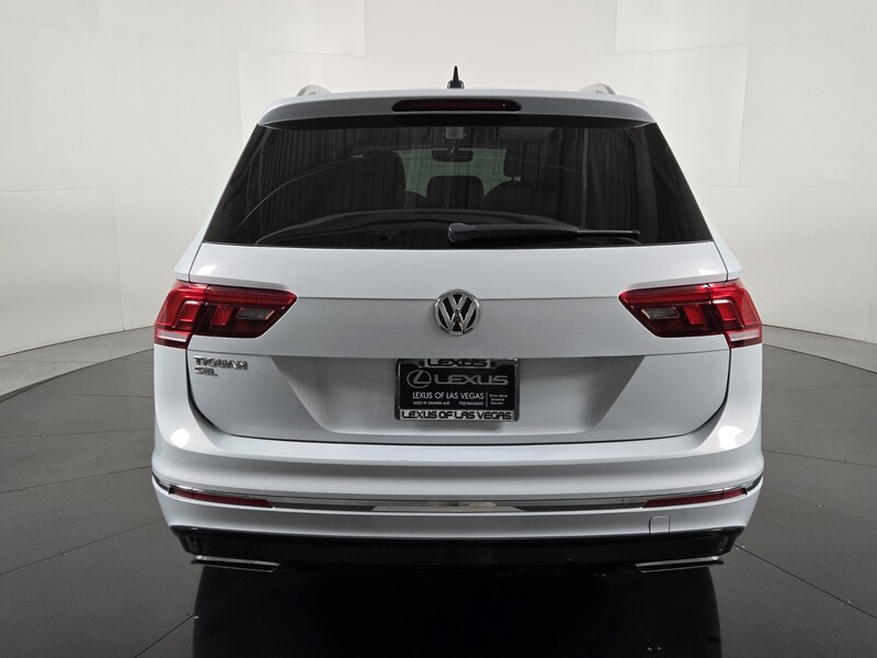 2019 Volkswagen Tiguan SEL R-Line photo 3