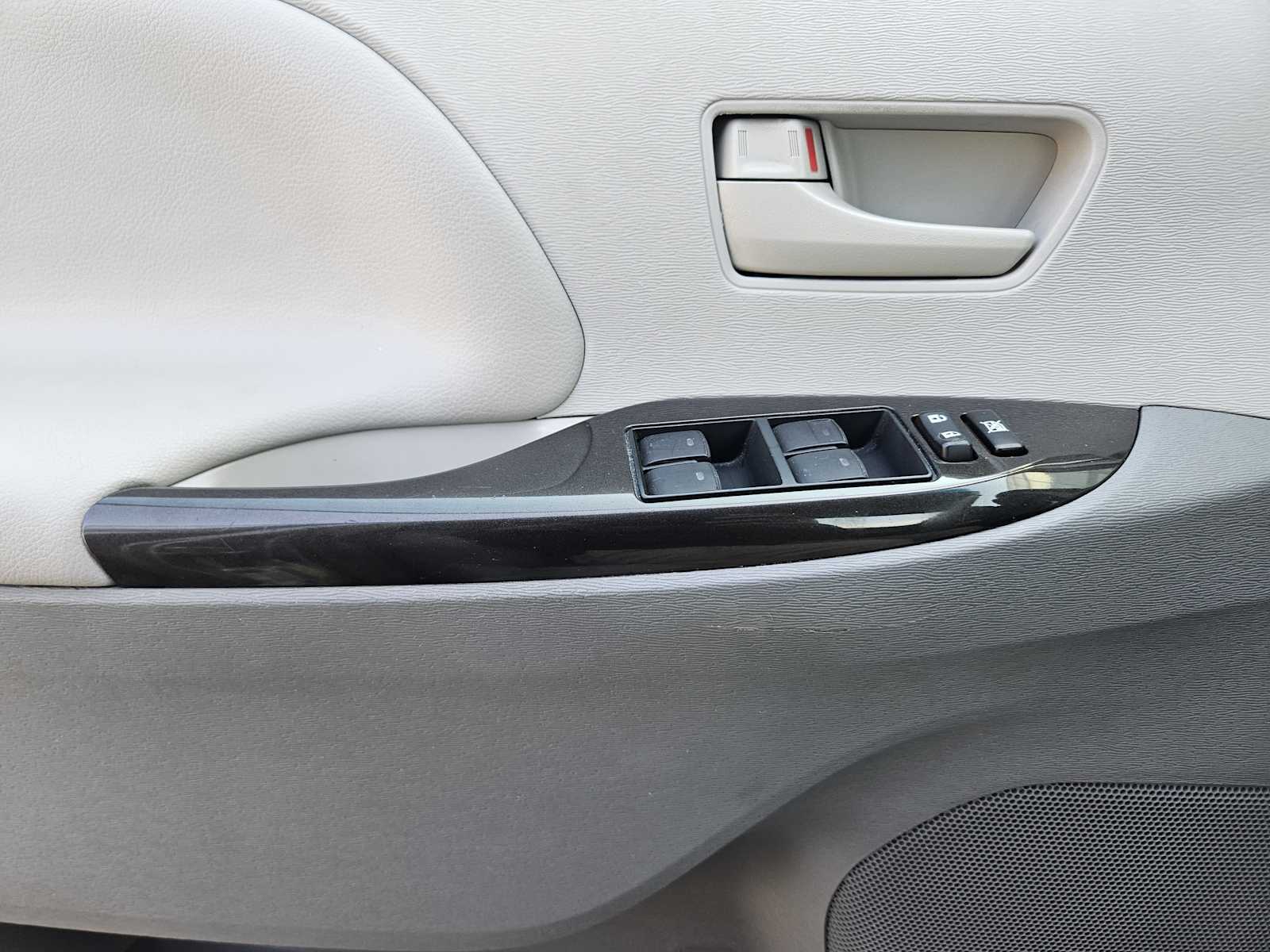 2013 Toyota Sienna LE photo 17