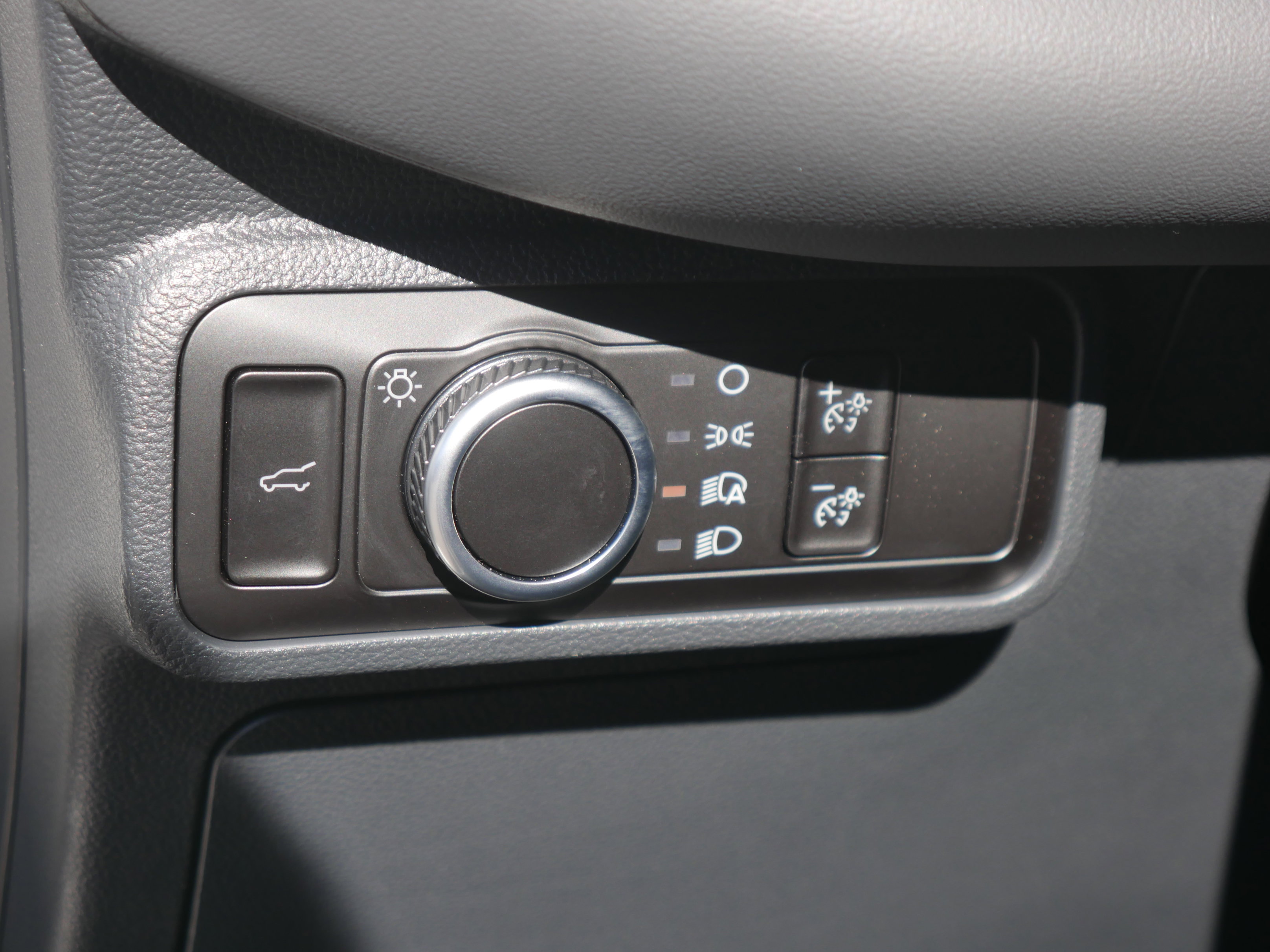 2025 Ford Explorer photo 2