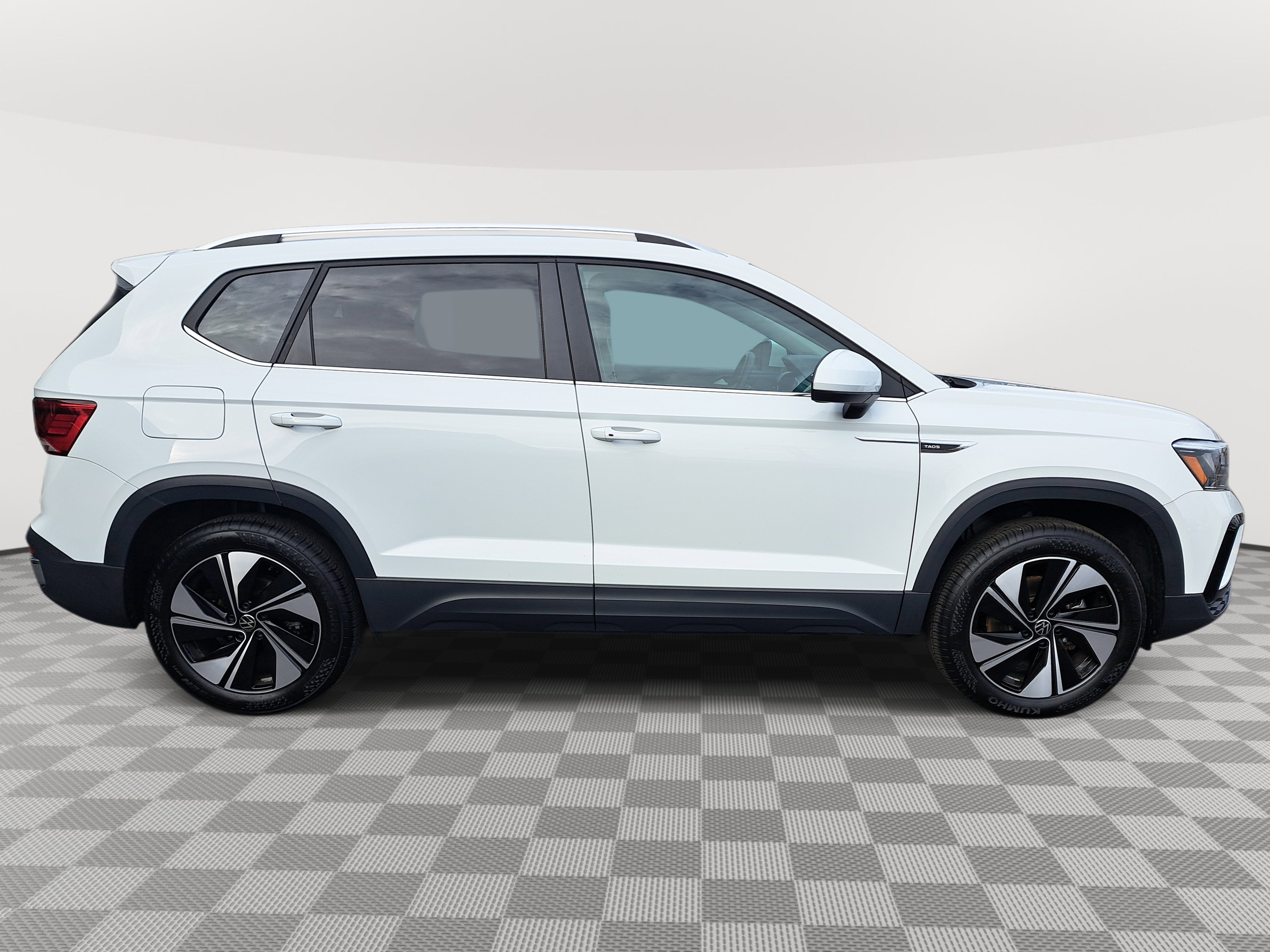 2024 Volkswagen Taos SE photo 2