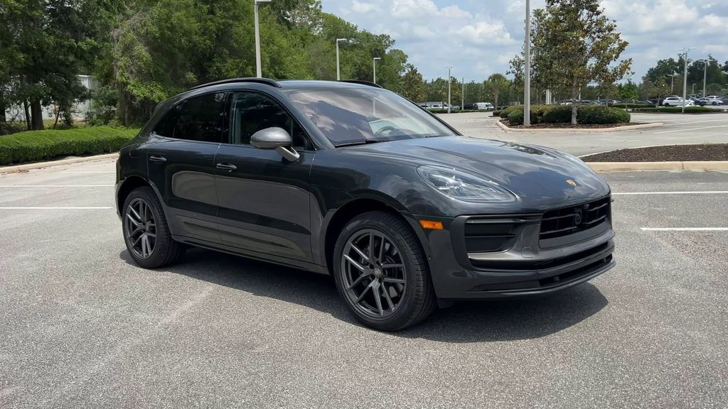 2025 Porsche Macan T photo 2