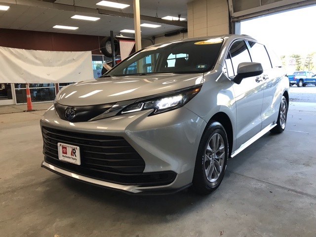 2024 Toyota Sienna LE photo 8