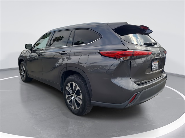 2021 Toyota Highlander XLE photo 3