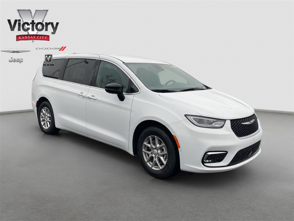 2026 Chrysler Pacifica Select's photo