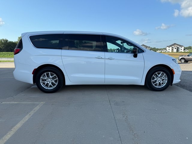 2026 Chrysler Pacifica photo 4
