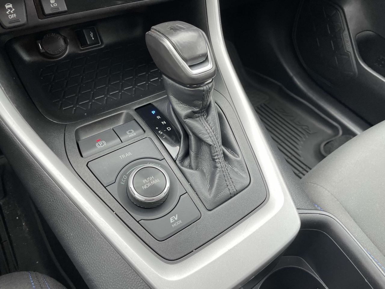 2022 Toyota RAV4 Hybrid SE photo 24