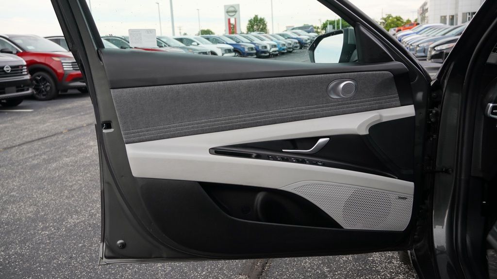 2024 Hyundai Elantra Limited photo 11