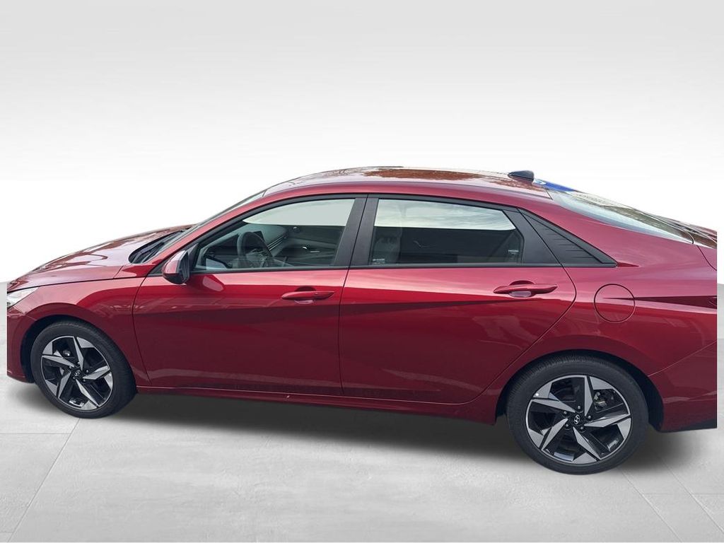 2023 Hyundai Elantra SEL photo 2