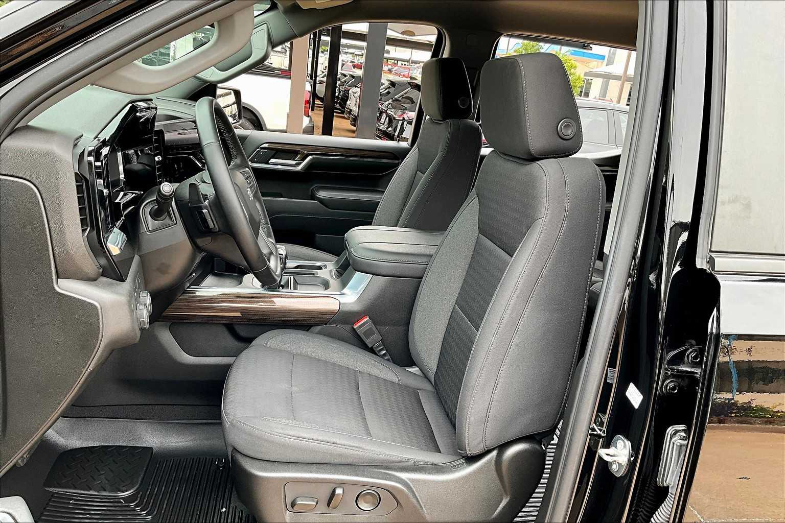 2024 Chevrolet Silverado 1500 RST photo 7
