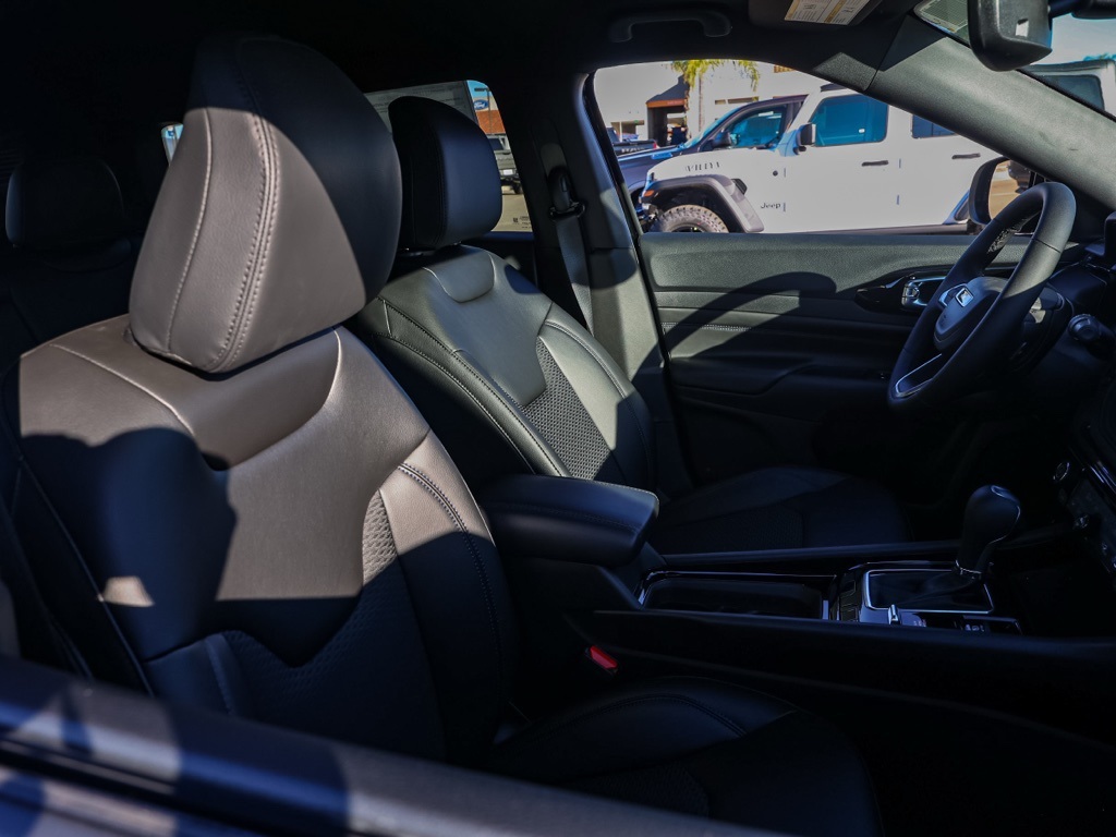 New 2026 Diamond Black Crystal Pearl-Coat Exterior Paint Jeep Latitude image 19