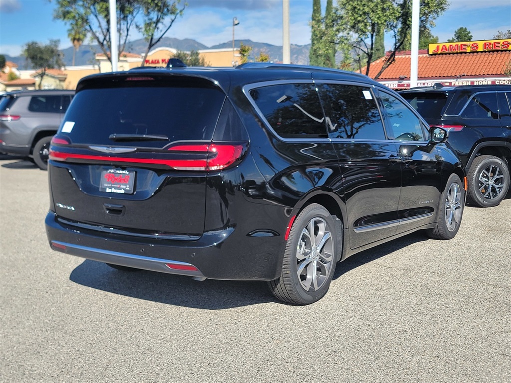 2026 Chrysler Pacifica Pinnacle photo 4