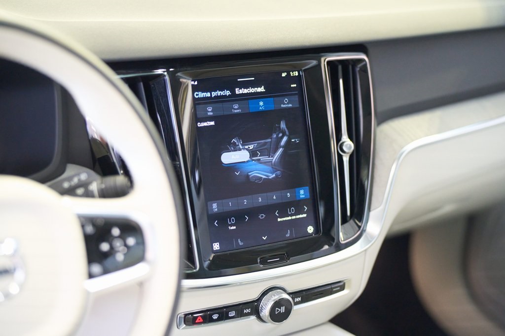 2025 VOLVO V60CC - Image 10