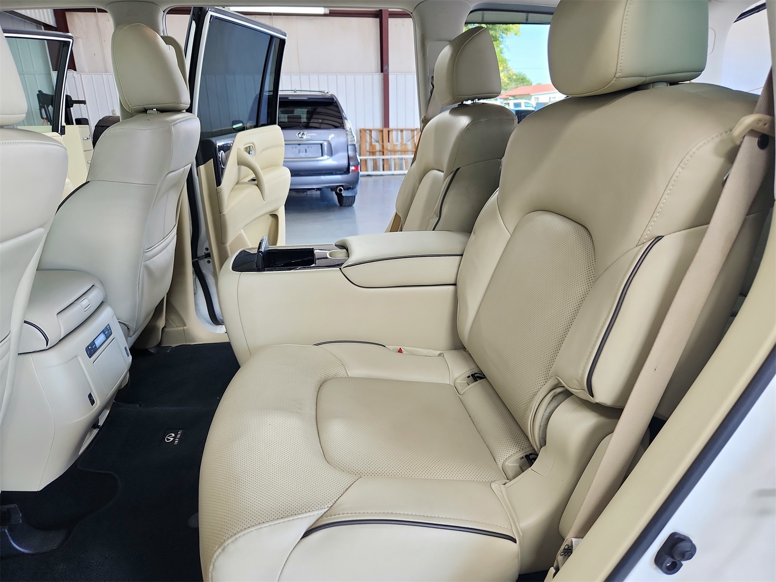 2023 Infiniti QX80 Luxe photo 32