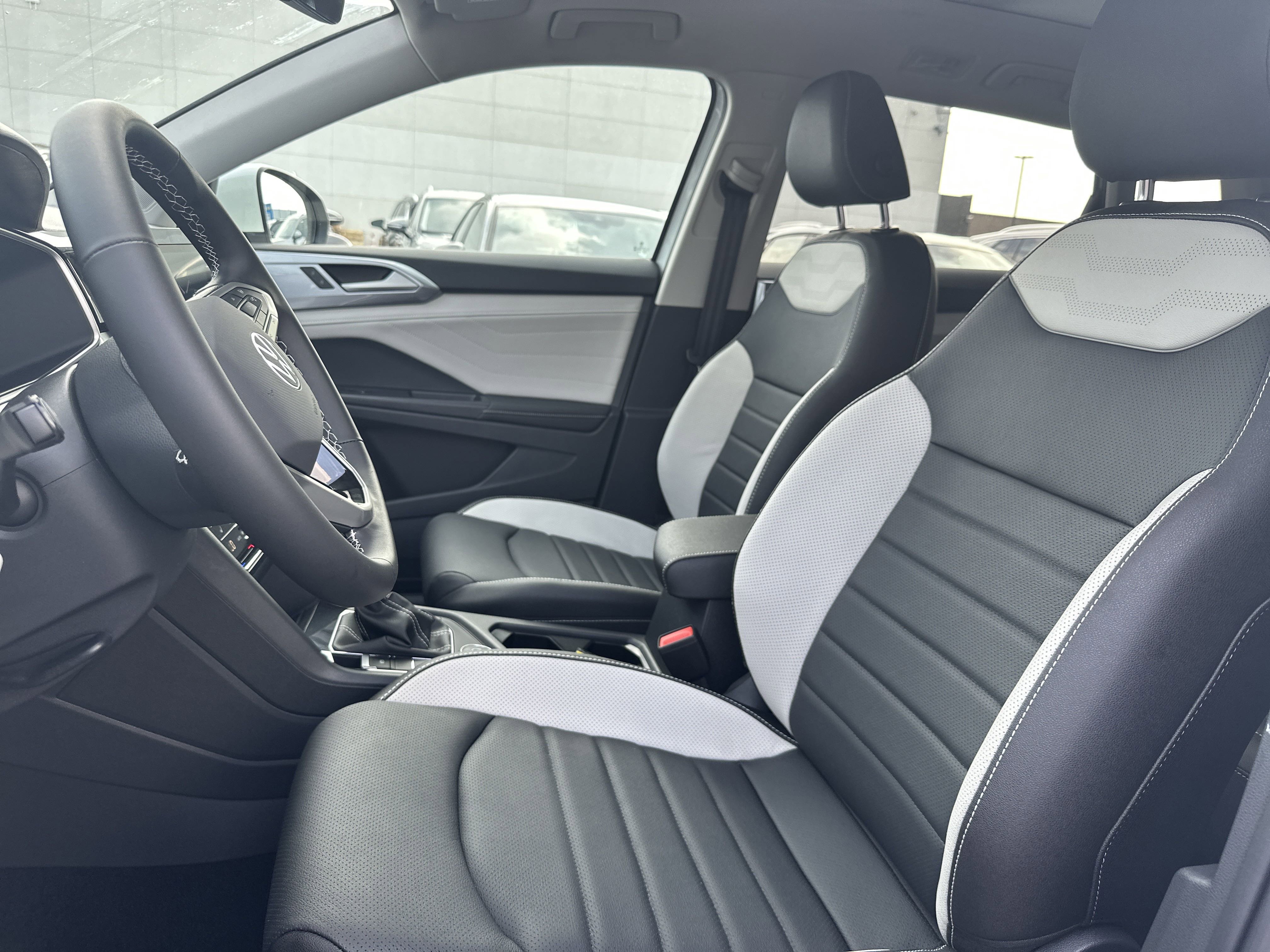 2025 Volkswagen Tiguan SE photo 2